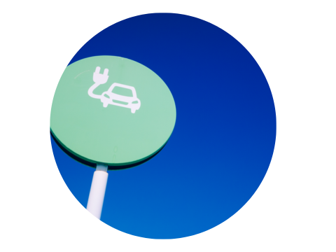 Elektroauto uzlādes simbols uz zaļas zīmes ar zilu debess fonu