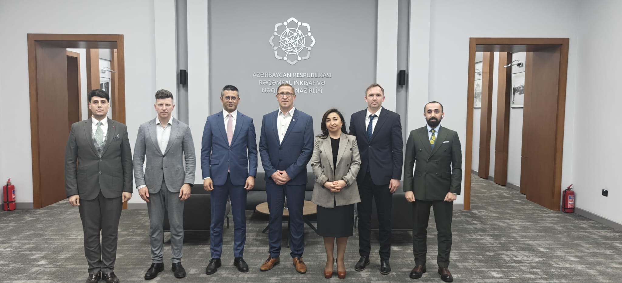 SIA “Elektroniskie sakari” divi pārstāvji kopā ar Azerbaidžānas Digitālās attīstības un transporta ministrijas pārstāvjiem grupas foto oficiālās tikšanās laikā