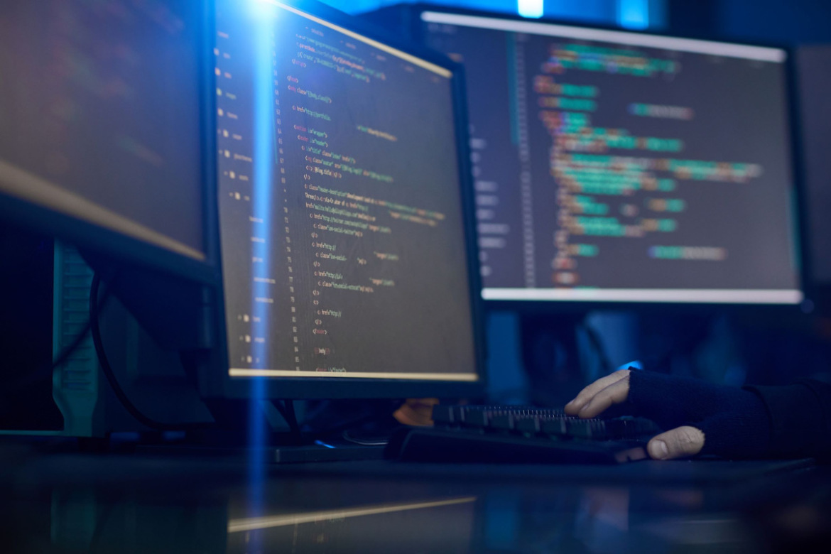datora monitori ar programmu kodiem