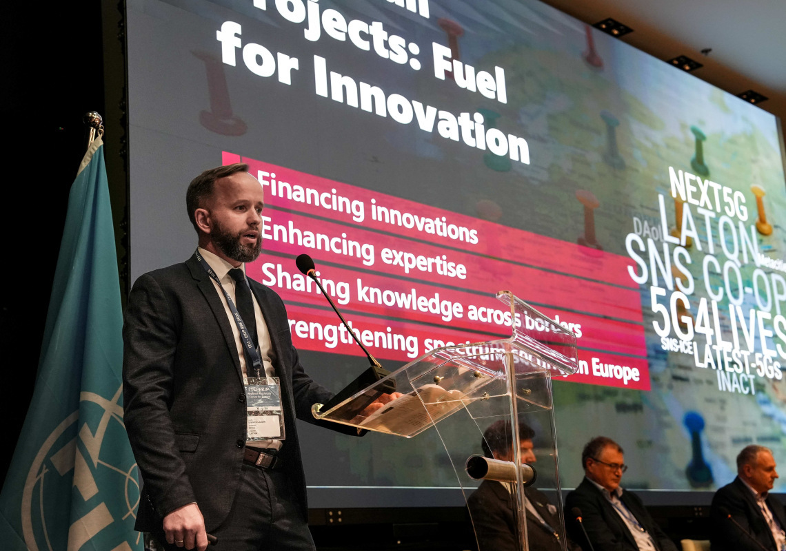 Radiomonitoringa dienesta galvenais speciālists Ilmārs Lazdiņš prezentē Latvijas pieredzi radiomonitoringa jomā