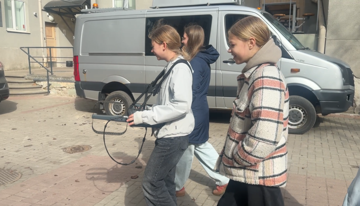 skolēni piedalās radiosignālu meklēšanā