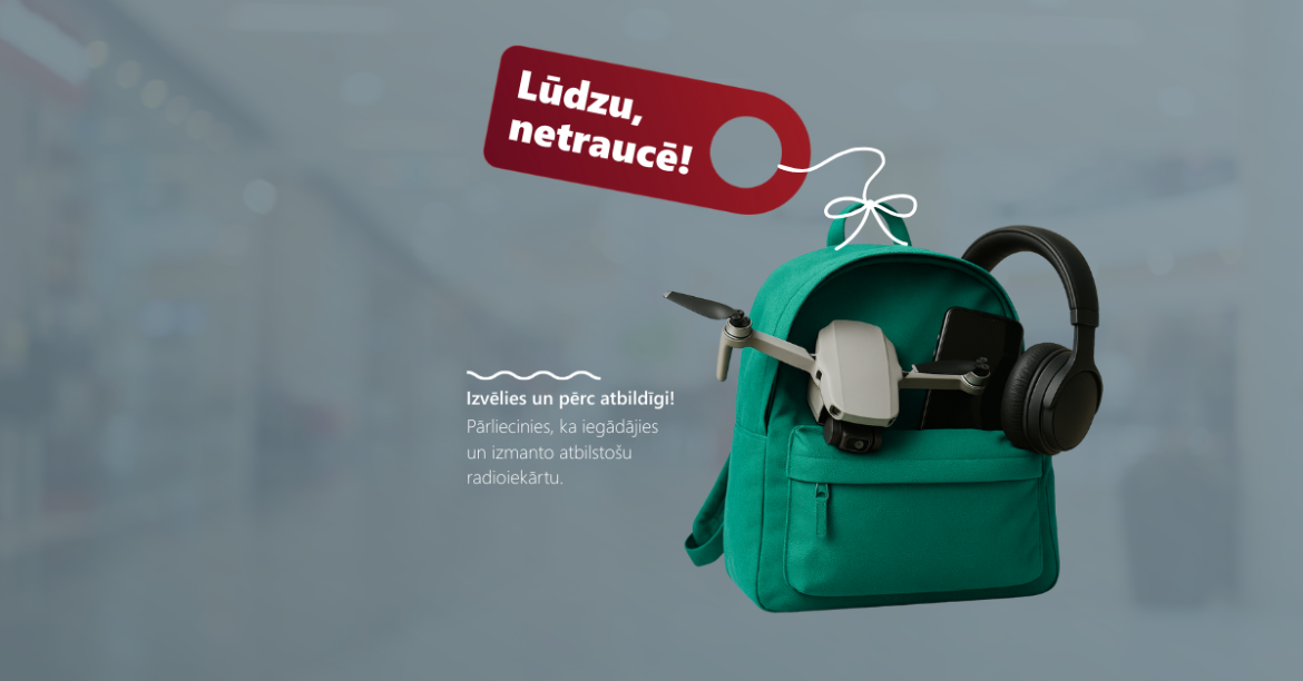 Zaļa mugursoma ar dronu, telefonu un austiņām, blakus uzraksts “Izvēlies un pērc atbildīgi!”, virs somas karājas zīmīte “Lūdzu, netraucē!”