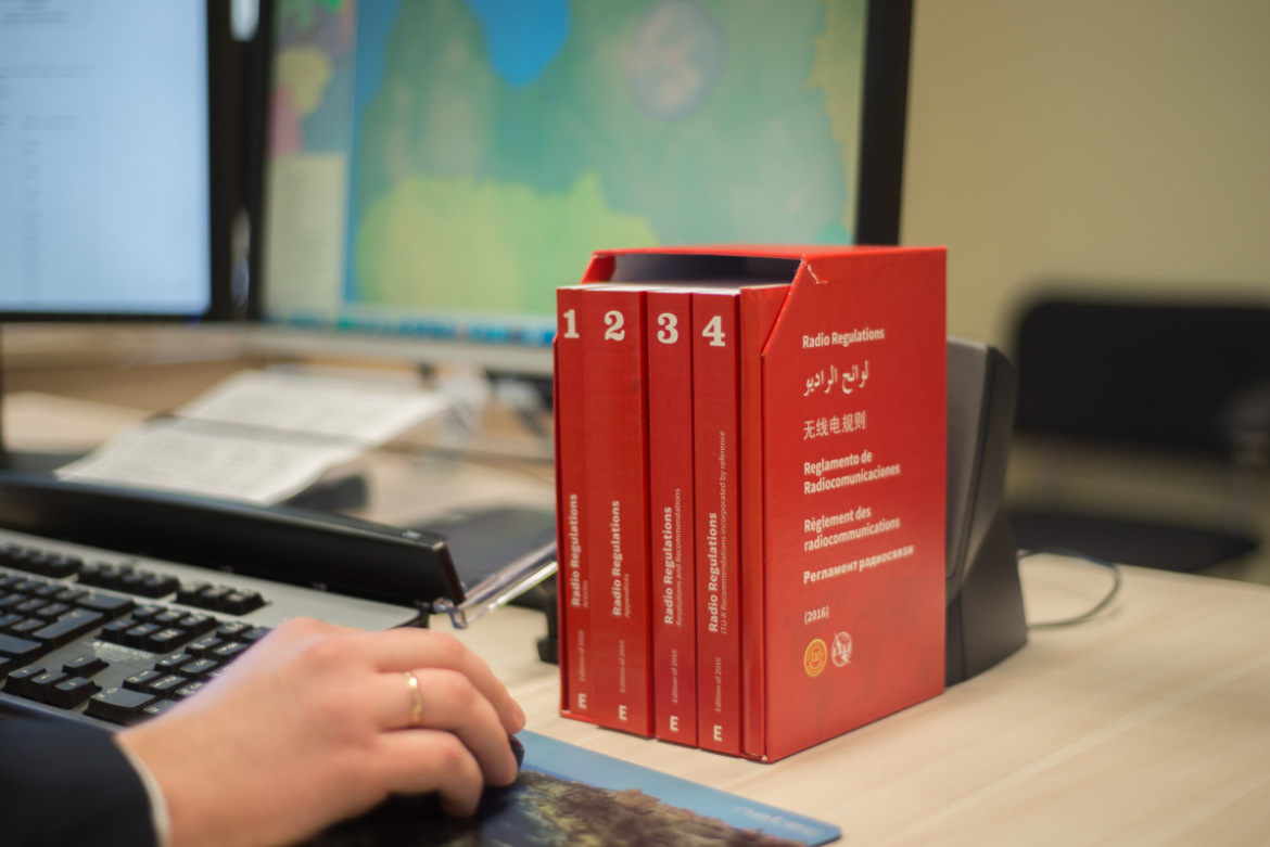Starptautiskais Radiosakaru reglaments – dokuments, kas nosaka radiofrekvenču izmantošanas un koordinācijas principus starp valstīm.