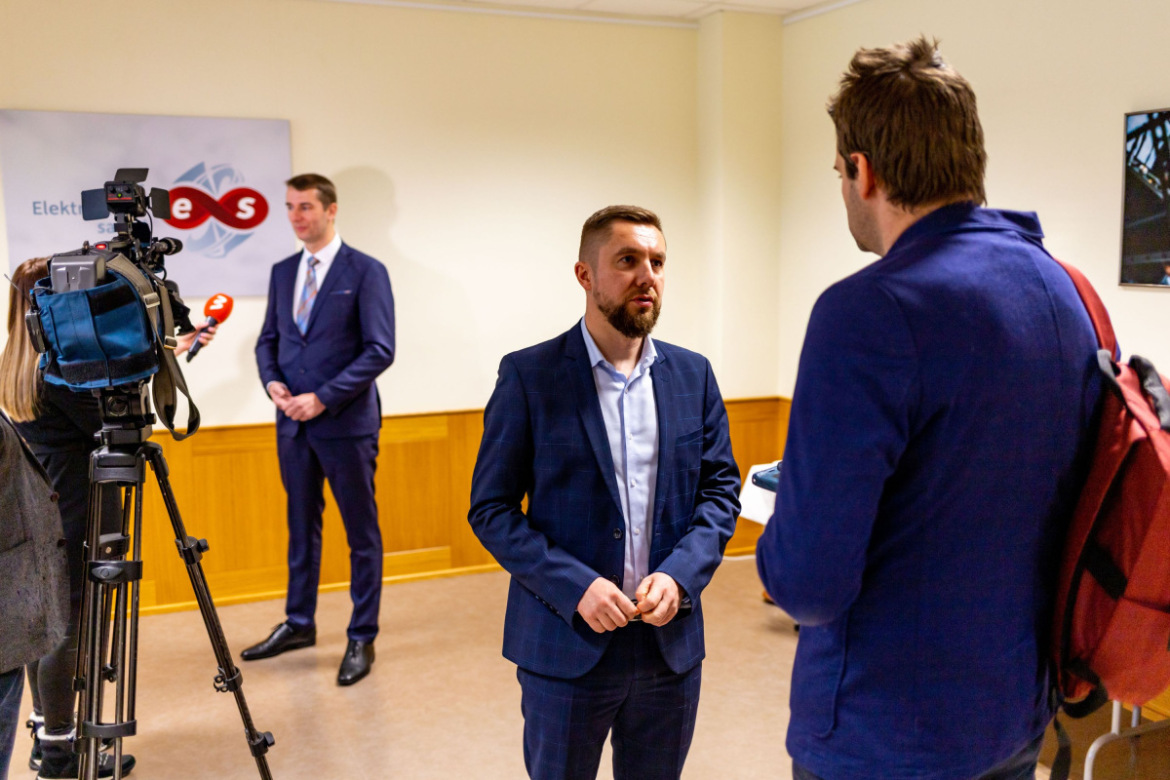 ANN vadītājs Māris Čamans un RMKN vadītājs Lauris Labanovskis sniedz prezentāciju par radioiekārtu atbilstību