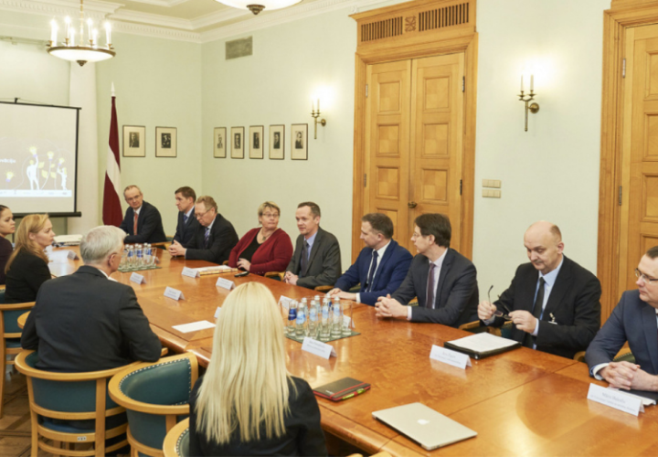 Valsts akciju sabiedrības "Elektroniskie sakari" valdes priekšsēdētājs Jānis Bārda un Attīstības un klientu vadības departemaneta direktors Neils Kalniņš, kopā ar citiem lielo valsts uzņēmumu vadības pārstāvjiem 22. janvārī tikās ar Ministru prezidentu Krišjāni Kariņu, pirms 30. janvarī gaidāmā Latvijas Izcilo uzņēmumu Inovāciju Foruma