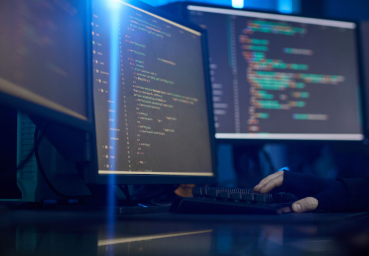 datora monitori ar programmu kodiem