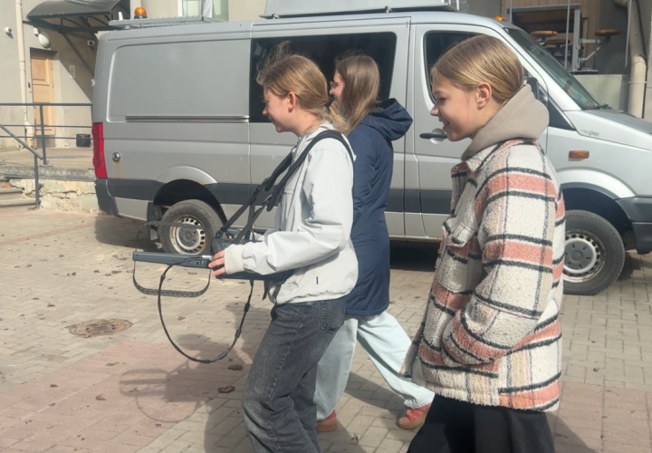 skolēni piedalās radiosignālu meklēšanā
