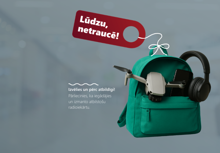 Zaļa mugursoma ar dronu, telefonu un austiņām, blakus uzraksts “Izvēlies un pērc atbildīgi!”, virs somas karājas zīmīte “Lūdzu, netraucē!”