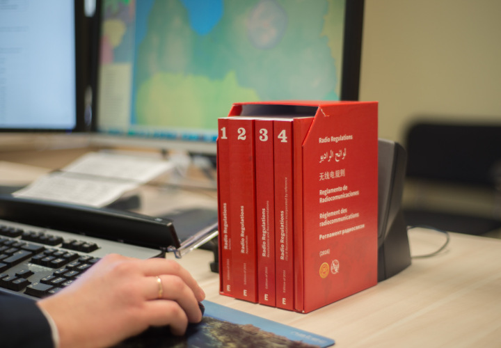 Starptautiskais Radiosakaru reglaments – dokuments, kas nosaka radiofrekvenču izmantošanas un koordinācijas principus starp valstīm.