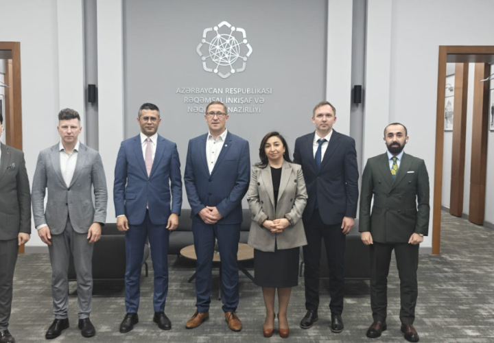 SIA “Elektroniskie sakari” divi pārstāvji kopā ar Azerbaidžānas Digitālās attīstības un transporta ministrijas pārstāvjiem grupas foto oficiālās tikšanās laikā