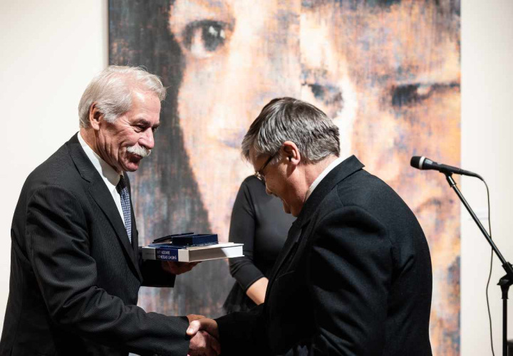 Tiek pasniegta balva Arnim Peršēvicam