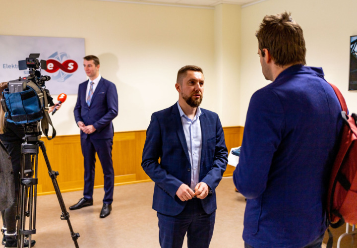 ANN vadītājs Māris Čamans un RMKN vadītājs Lauris Labanovskis sniedz prezentāciju par radioiekārtu atbilstību
