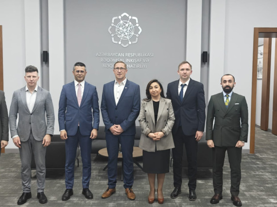 SIA “Elektroniskie sakari” divi pārstāvji kopā ar Azerbaidžānas Digitālās attīstības un transporta ministrijas pārstāvjiem grupas foto oficiālās tikšanās laikā