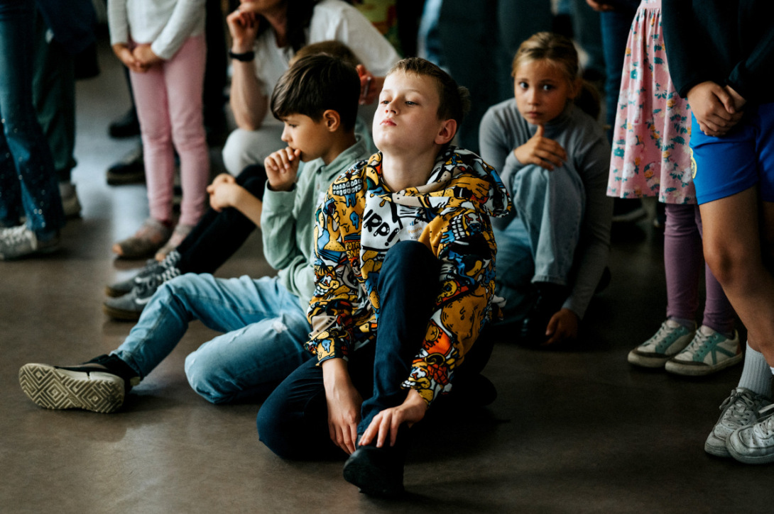 Bērni klausās uzrunu