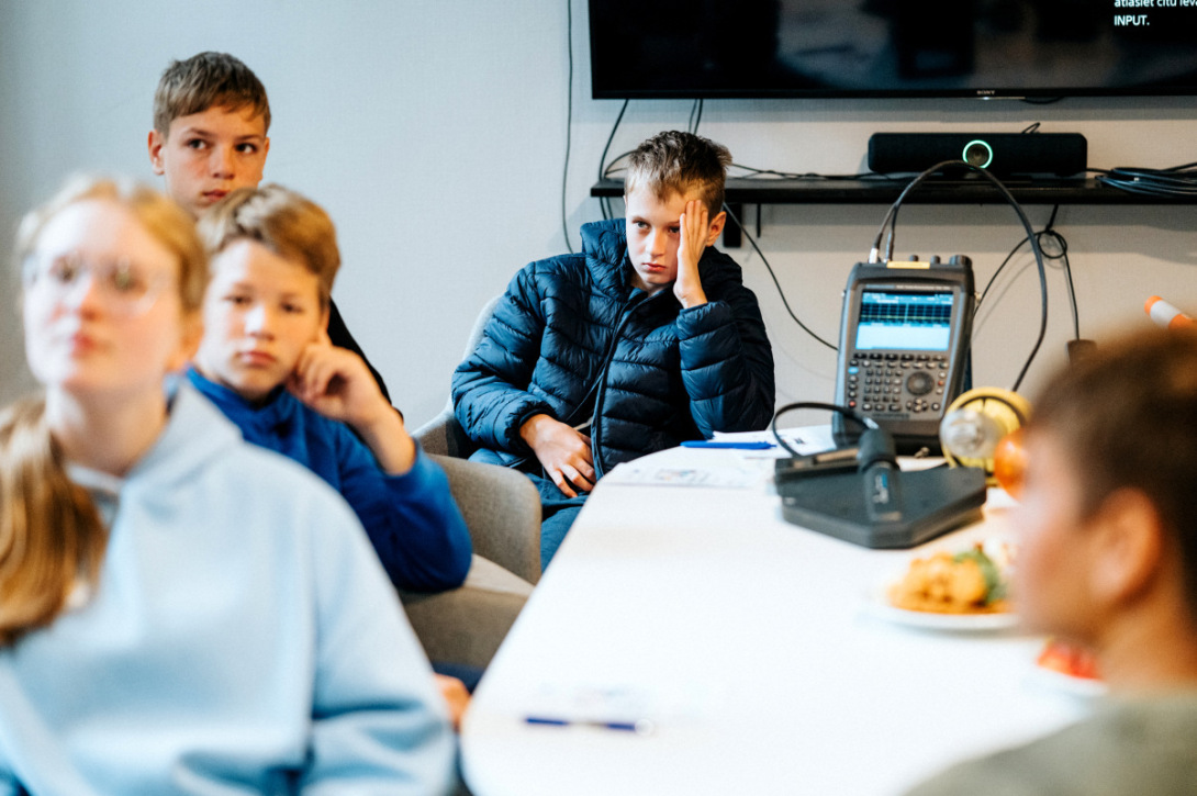 Jaunieši klausās par radiofrekvenču spektra uzraudzību