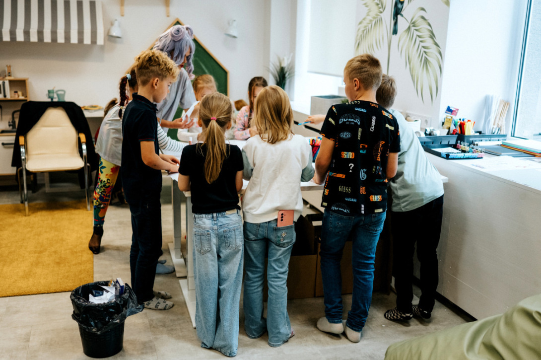 Mazie bērni pie galda gatavi būvēt antenas