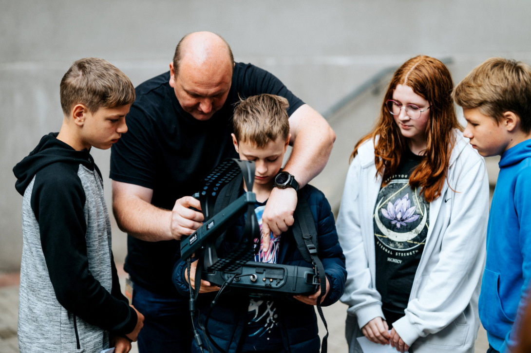 SIA "Elektroniskie sakari" eksperts rāda, kā veikt radiosignālu peilēšanu