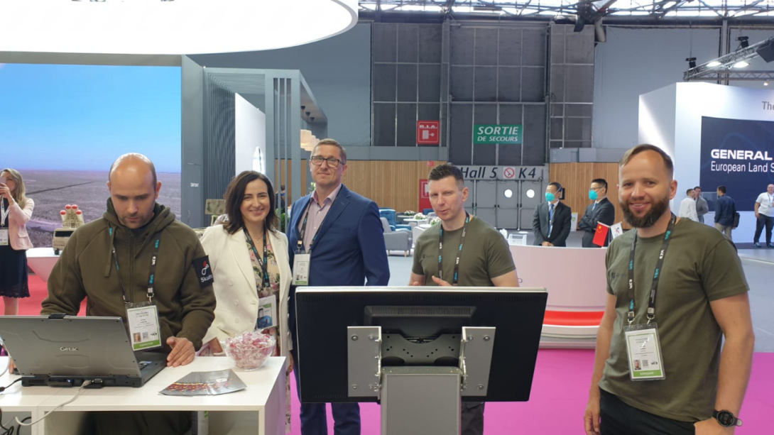 VAS ES delegācijas pārstāvji Eurosatory pie VAS ES stenda